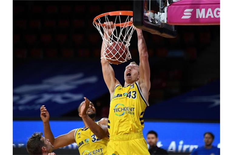 Im ersten Spiel des BBL-Turnier konnten sich die Berliner um Luke Sikma knapp gegen Frankfurt durchsetzen. Foto: Andreas Gebert/Reuters-Pool/dpa