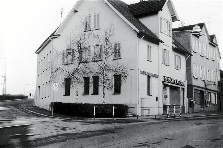 Im ersten Stock über der Gaststätte Deutscher Kaiser an der Stuttgarter Straße befand sich der Club Backnang. Um 1970 war die Verbindung zur Friedhofstraße noch befahrbar.