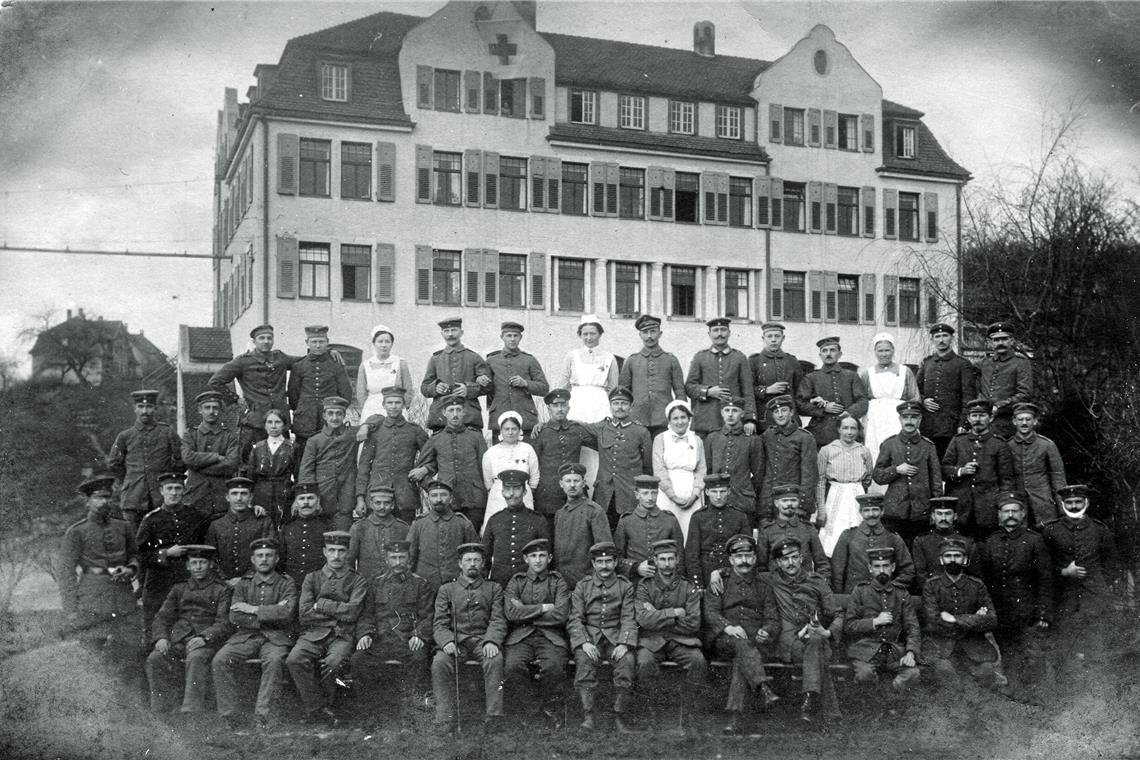 Wohnheim, Lazarett, Lager und Jobcenter Im Ersten Weltkrieg wurde das Marienheim als Lazarett umfunktioniert. Die Aufnahme von 1916 wurde als Feldpostkarte verschickt. Repros: P. Wolf