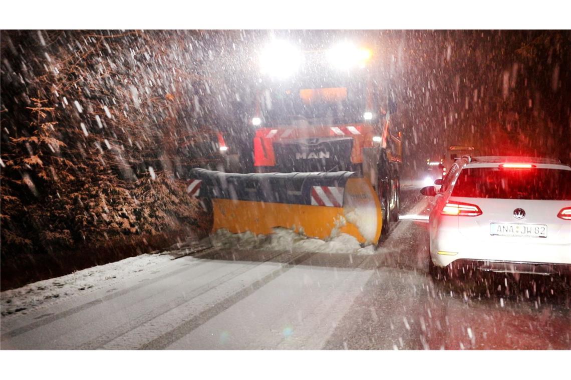 Im Erzgebirge räumte der Winterdienst den Schnee von den Straßen.