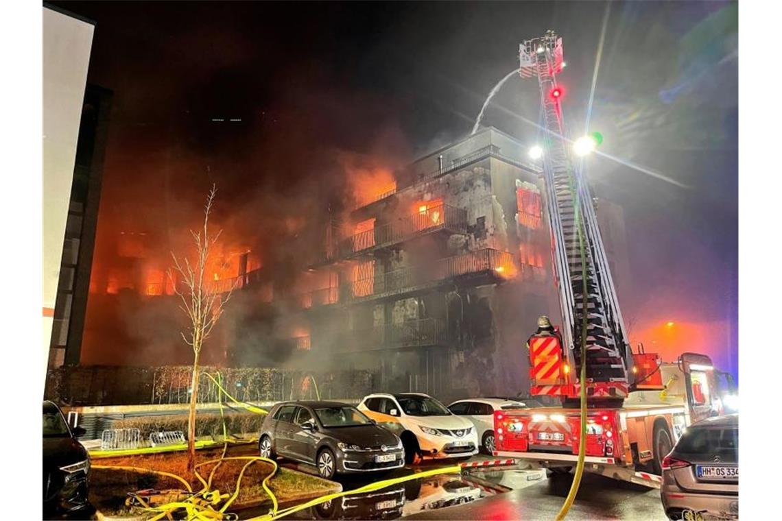 Wohnkomplex in Essen brennt aus Im Essener Westviertel steht seit dem frühen Montagmorgen ein ganzer Wohnblock in Flammen. Foto: Stephan Witte/KDF-TV/dpa