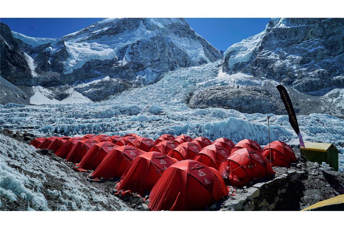 Drohnen übernehmen Lastentransport am Everest Im Everest Basislager warten Bergsteiger auf eine gute Gelegenheit zum Aufstieg.