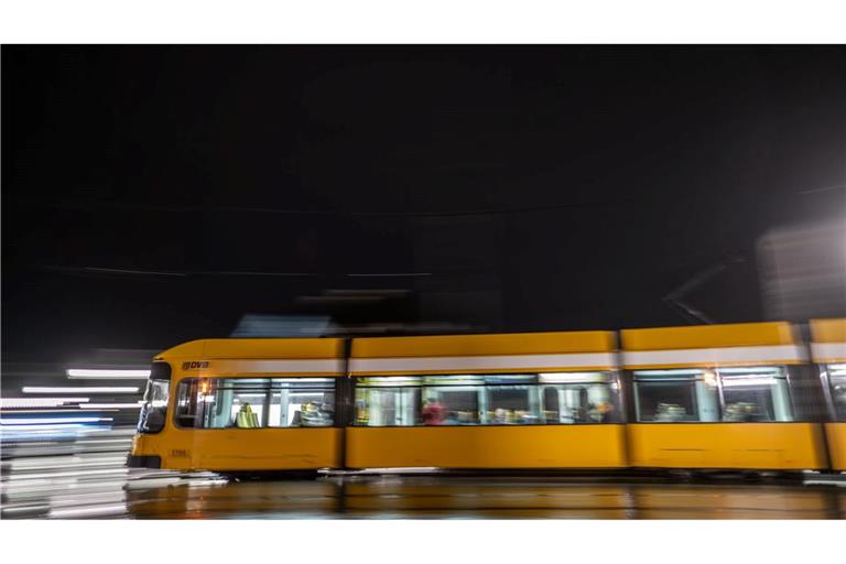 Im Fall der Messerattacke in einer Dresdner Straßenbahn befindet sich einer der beiden Tatverdächtigen in Untersuchungshaft (Symbolbild)