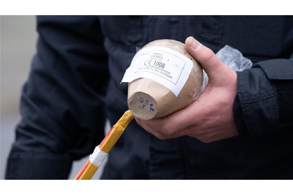 Im Fall eines schwerstverletzten Kindes in Berlin wird vermutet, dass eine illegale Kugelbombe im Spiel gewesen sein könnte. (Archivbild)