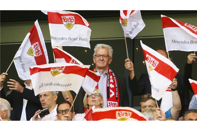 Im Fanblock des VfB Stuttgart fühlt sich Ministerpräsident Winfried Kretschmann wohl.