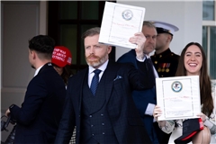 Im Februar erhielten auch rechte Influencer Ordner mit der Aufschrift "The Epstein Files", darunter Rogan O'Handley (l.) und Chaya Raichik.
