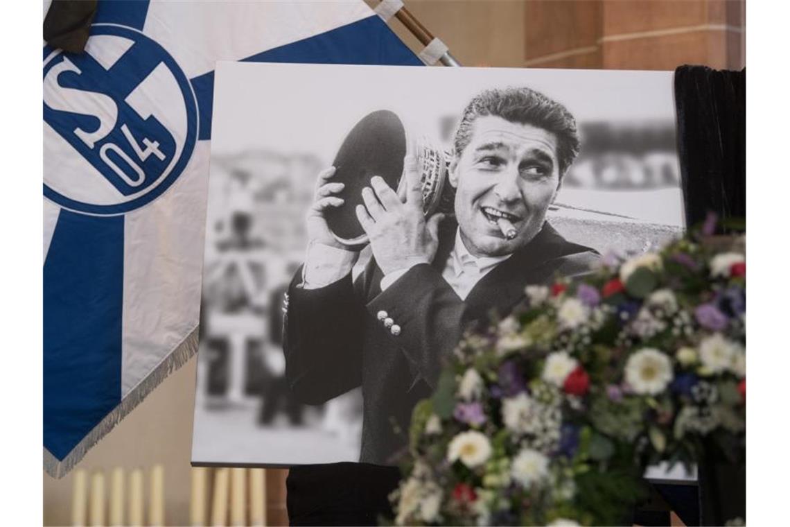 Chronologie des Sports im Jahr 2019 Im Februar nahm die Fußball-Bundesliga Abschied von Rudi Assauer. Foto: Federico Gambarini/dpa