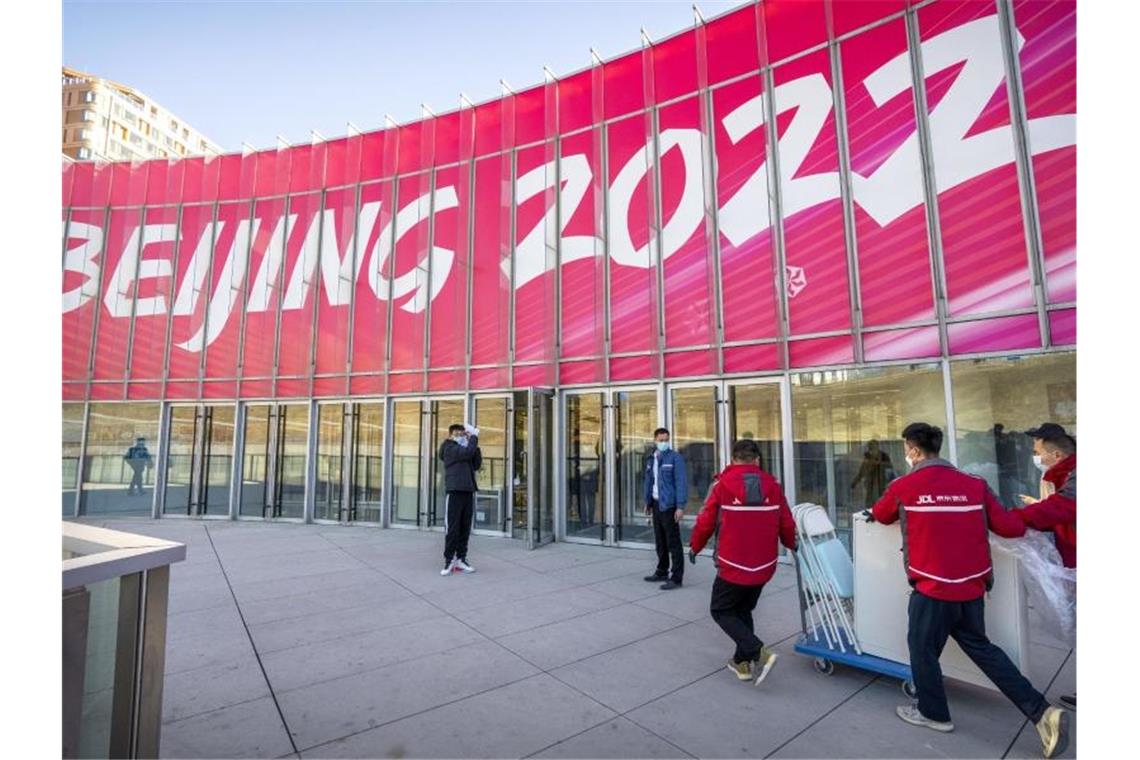 Olympia und Fußball-WM: Das bringt das Sportjahr 2022 Im Februar stehen die Olympischen Winterspiele in Peking auf dem Terminplan. Foto: Mark Schiefelbein/AP/dpa