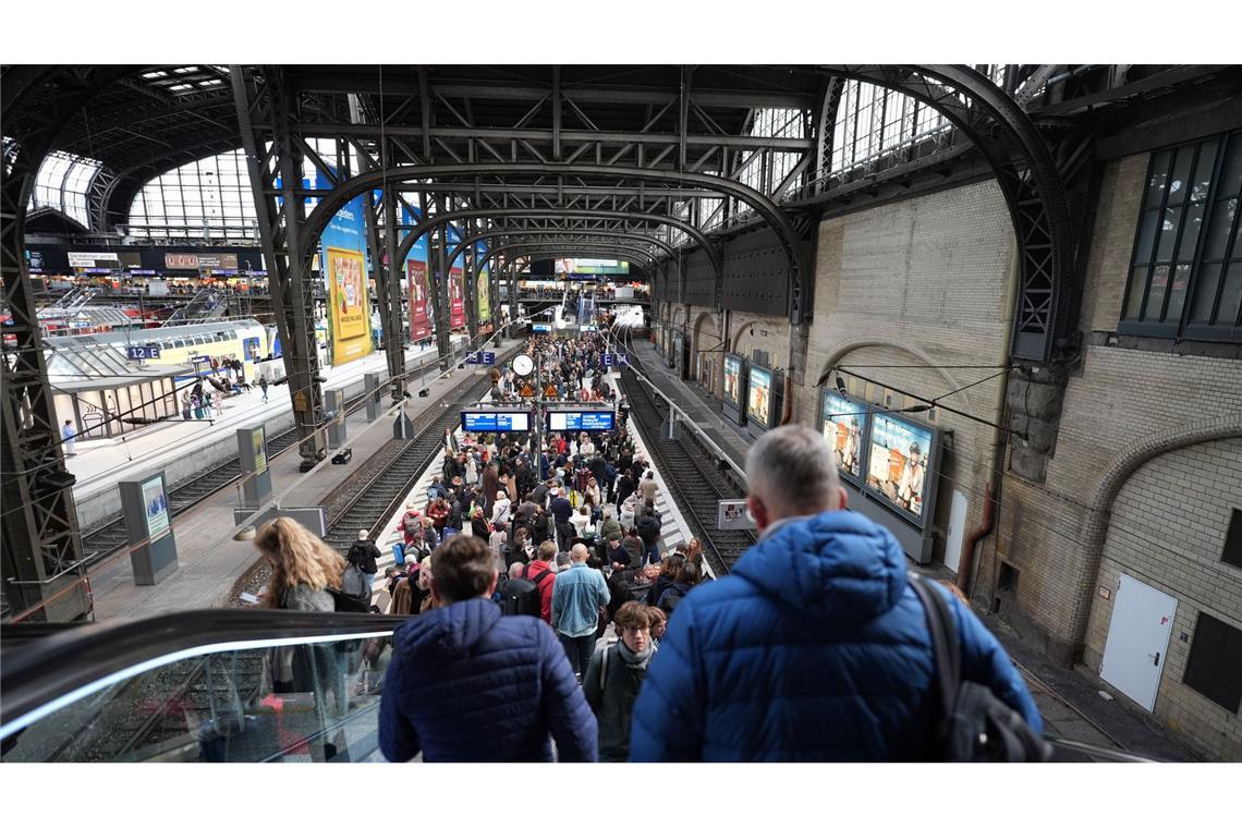 Reparatur nach Kabelschaden in Hamburg bis Donnerstagmorgen Im Fernverkehr kommt es zu Einschränkungen.