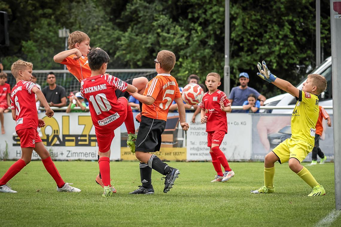 Im Finale des F-Junioren-Jahrgangs 2016 wehrt sich die SVG Kirchberg nach Kräften und schnuppert mehrmals an einem Torerfolg. Der Keeper der TSG Backnang hält den Kasten aber sauber und gewinnt mit seinen Roten letztlich klar mit 4:0. Foto: Alexander Becher