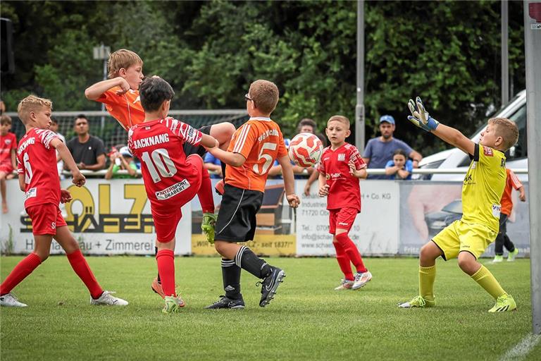 Im Finale des F-Junioren-Jahrgangs 2016 wehrt sich die SVG Kirchberg nach Kräften und schnuppert mehrmals an einem Torerfolg. Der Keeper der TSG Backnang hält den Kasten aber sauber und gewinnt mit seinen Roten letztlich klar mit 4:0. Foto: Alexander Becher