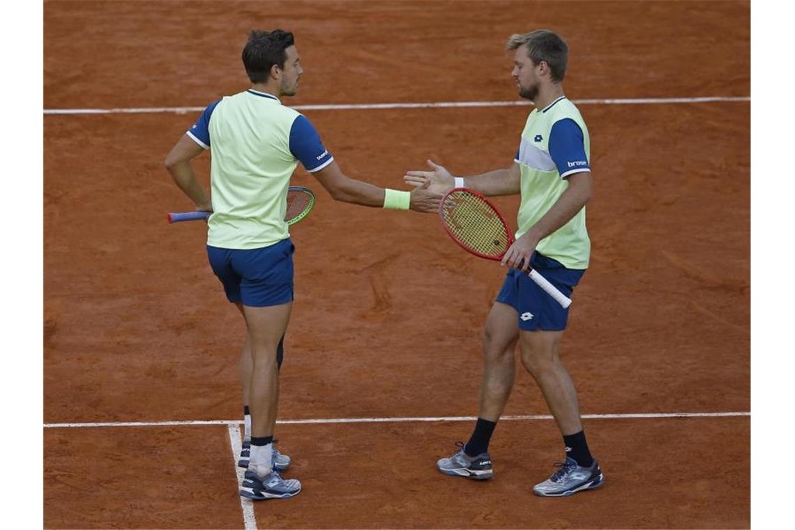 Im Finale setzten sich Krawietz (r) und Mies in zwei Sätzen mit 6:3 und 7:5 gegen die US-Open-Sieger Mate Pavic (Kroatien) und Bruno Soares (Brasilien) durch. Foto: Michel Euler/AP/dpa