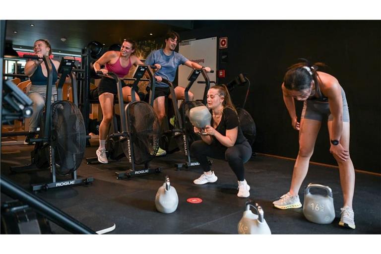 Im Fitness-First-Studio am Rotebühlplatz in Stuttgart trainieren Teilnehmer in einem Hyrox-Kurs.