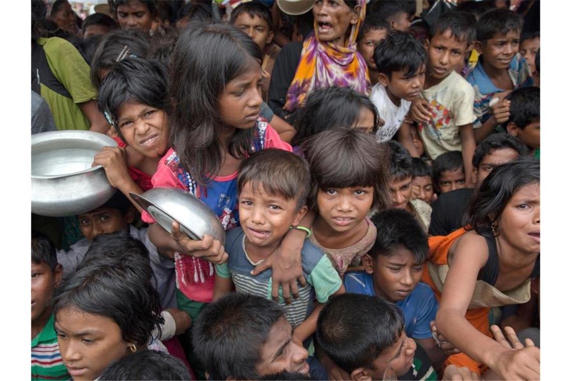 Im Flüchtlingslager in Bangladesch: Kinder der muslimischen Rohingya-Minderheit warten auf Essensrationen. Foto: Dar Yasin/AP/dpa