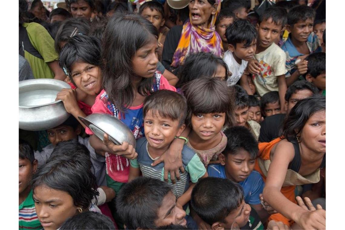 415 Millionen Kinder wachsen in Konfliktgebieten auf Im Flüchtlingslager in Bangladesch: Kinder der muslimischen Rohingya-Minderheit warten auf Essensrationen. Foto: Dar Yasin/AP/dpa