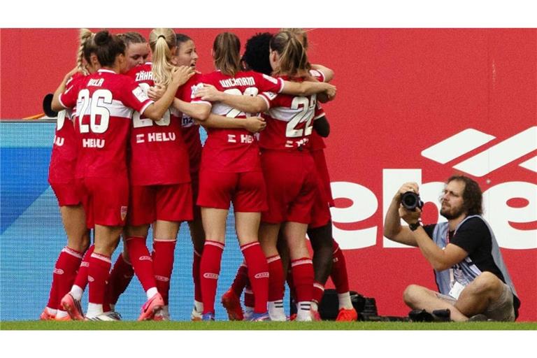 Im Fokus: Die VfB-Frauen bei ihrem ersten Bundesliga-Sieg in der Arena in Sinsheim.