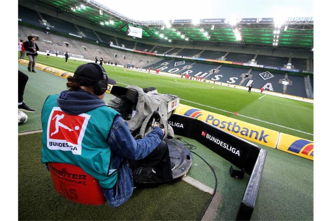 Im Fokus: Die Bundesliga setzt am 16. Mai den Spielbetrieb fort. Foto: Roland Weihrauch/dpa