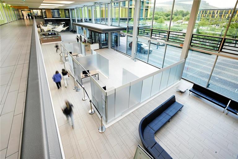 Im Foyer des Winnender Krankenhauses wurden Kabinen installiert. Darin empfängt künftig geschultes Personal die Patientinnen und Patienten und nimmt eine medizinische Ersteinschätzung vor. Foto: Rems-Murr-Kliniken