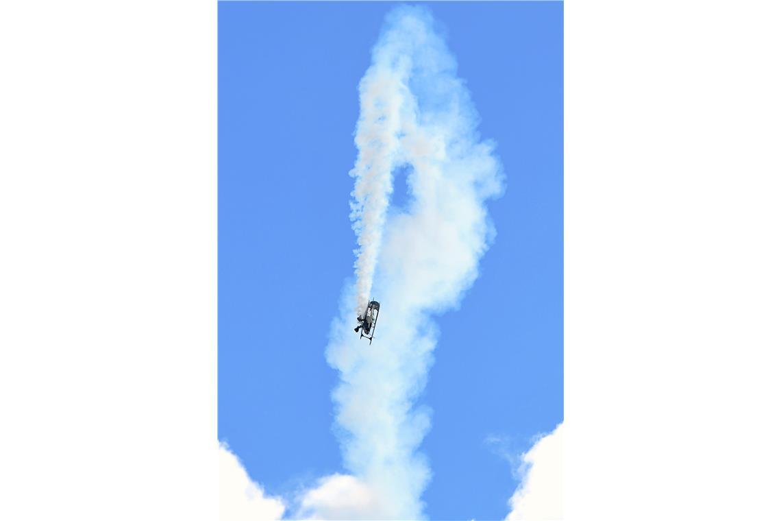 Im freien Fall. Beeindruckende Flugshows begeistern die Besucher. Flugplatzfest ...