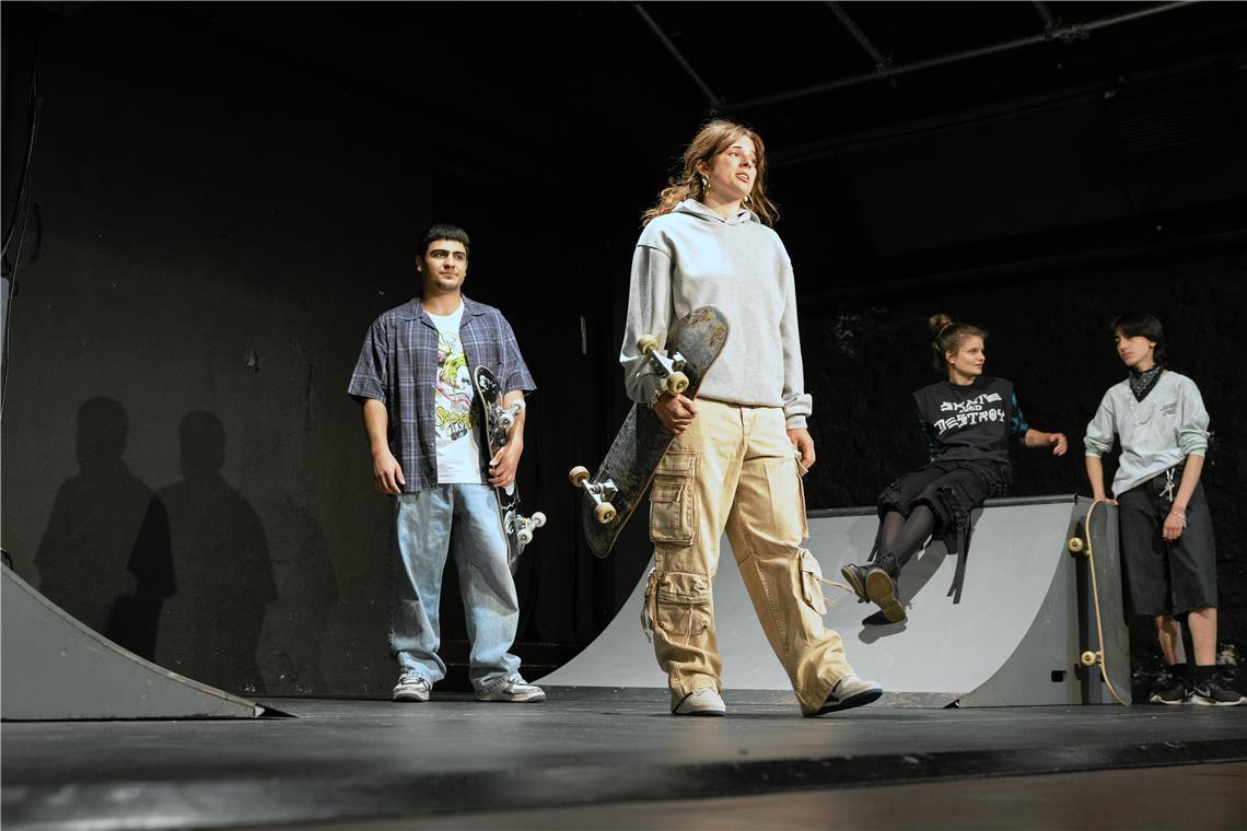 Im Freundeskreis um Ari (Anika Braunger, vorne) ändert sich alles durch Tom (Alexandar Esber, links). Lou (Hannah Unger) und Yasin (Nox Walker, rechts) gehören zur Clique. Foto: Alex Becher