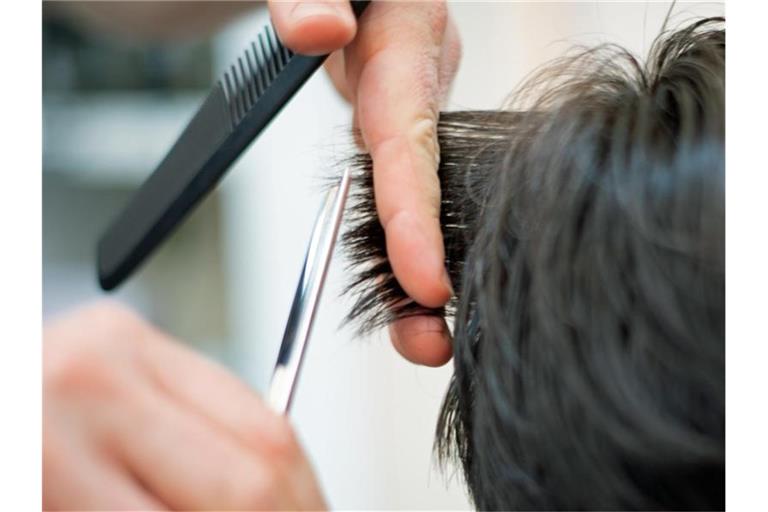 Im Friseurgewerbe liegt das mittlere Einkommen bei 1680 Euro brutto im Monat. Foto: Symbolbild Friseur/dpa