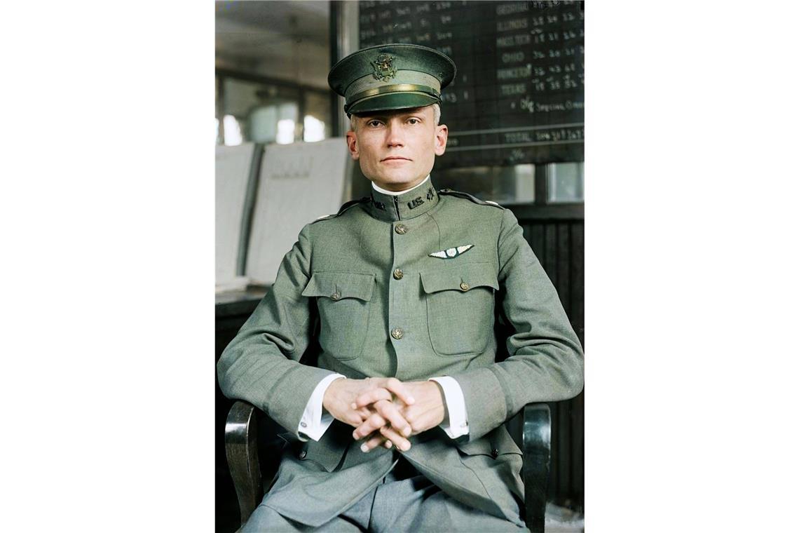 Der US-Archäologe Hiram Bingham entdeckt die Ruinen von Machu Picchu Im Frühjahr 1917 wurde er Flieger und organisierte die United States Schools of Military Aeronautics an acht Universitäten, um Kadetten in der Luftfahrt auszubilden.