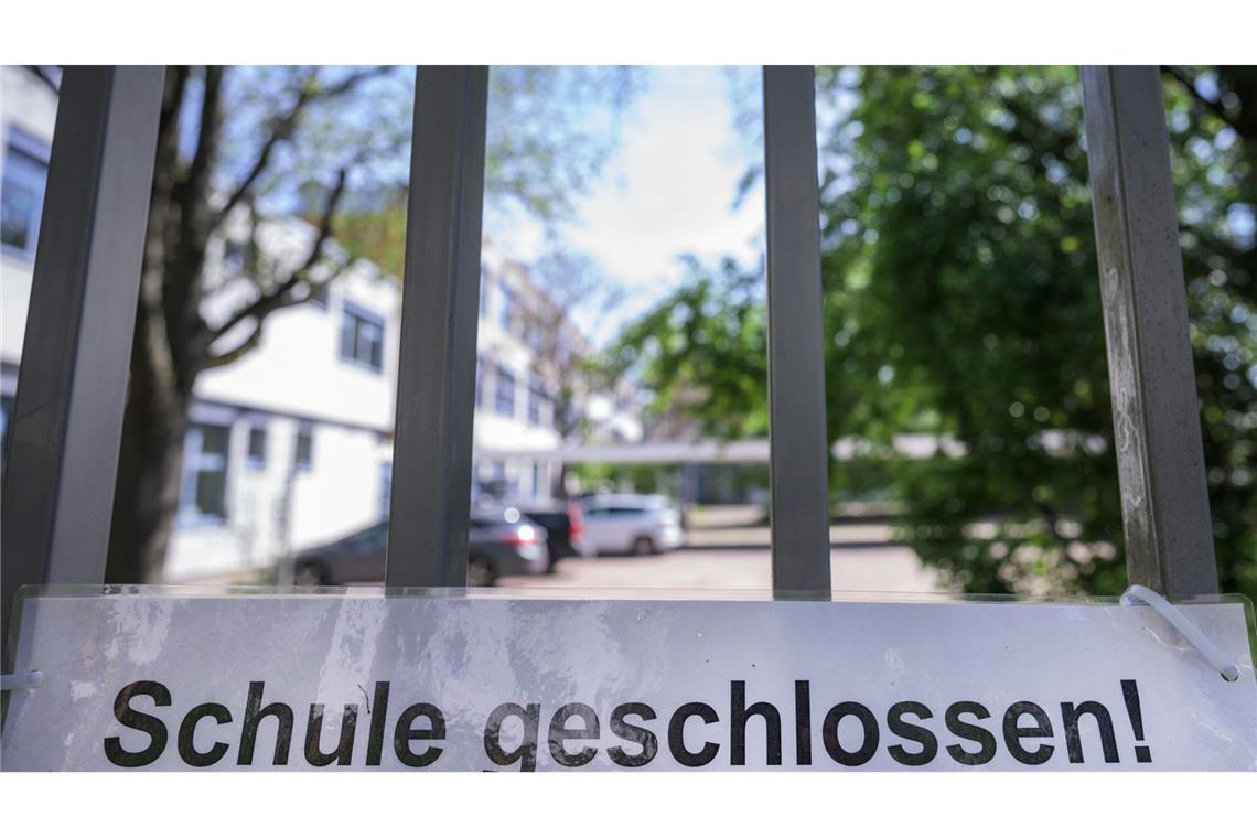 Warum es mit den Leistungen in der Schule bergab geht Im Frühjahr 2020 wurden erstmals Schulenschließungen zur Eindämmung der Corona-Pandemie angeordnet.