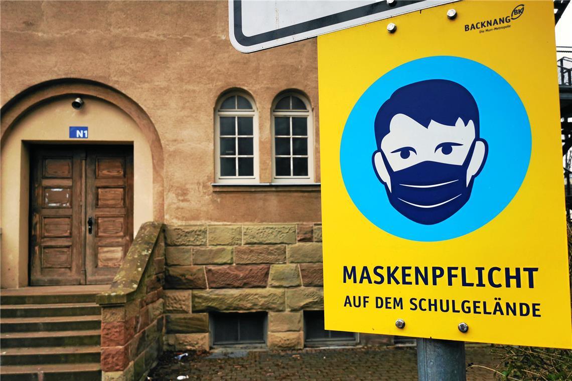 Gibt es Corona eigentlich noch? Im Frühjahr 2022 galt eine Maskenpflicht auf dem Schulhof der Backnanger Schillerschule. Heute kann man sich das schon fast nicht mehr vorstellen. Foto: Tobias Sellmaier