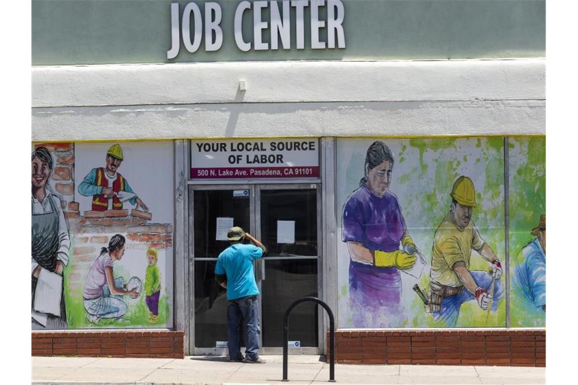 US-Arbeitslosenquote fällt stärker als erwartet Im Frühjahr hatte die Corona-Pandemie die US-Wirtschaft vorübergehend fast zum Stillstand gebracht:. Foto: Damian Dovarganes/AP/dpa