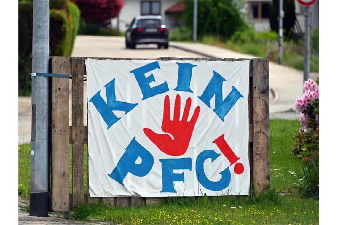Im Gaggenauer Stadtteil Oberweier hängt ein Plakat der Bürgerinitiative auf dem steht „Kein PFC“. Foto: Uli Deck/dpa/Archivbild
