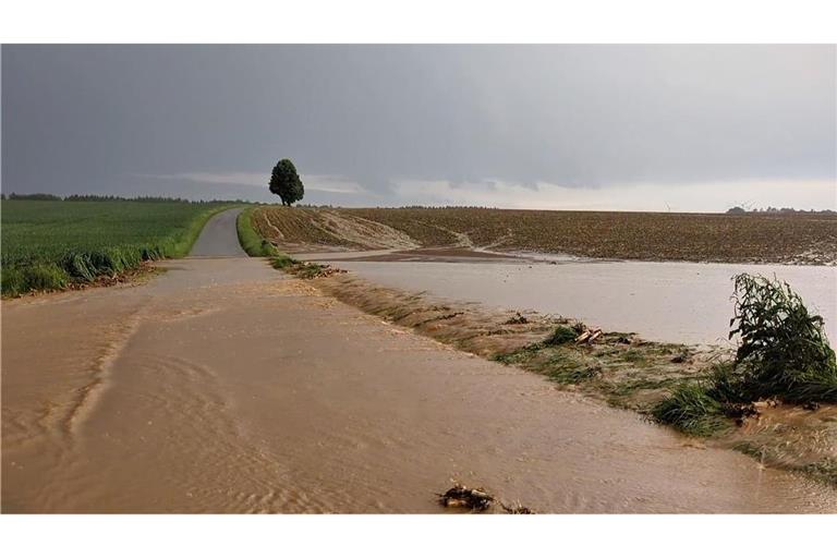Im ganzen Land sind Einsatzkräfte wegen der Unwetter ausgerückt.
