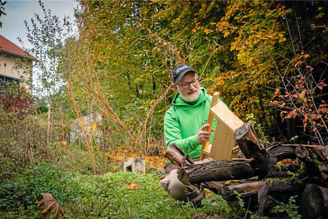 Herzgarten auf städtischer Fläche Im Garten bringt Dirk Jerusalem einen Nistkasten für Gartenschläfer an. Das Herz aus Weiden im Hintergrund soll im kommenden Jahr noch voller werden. Fotos: Alexander Becher
