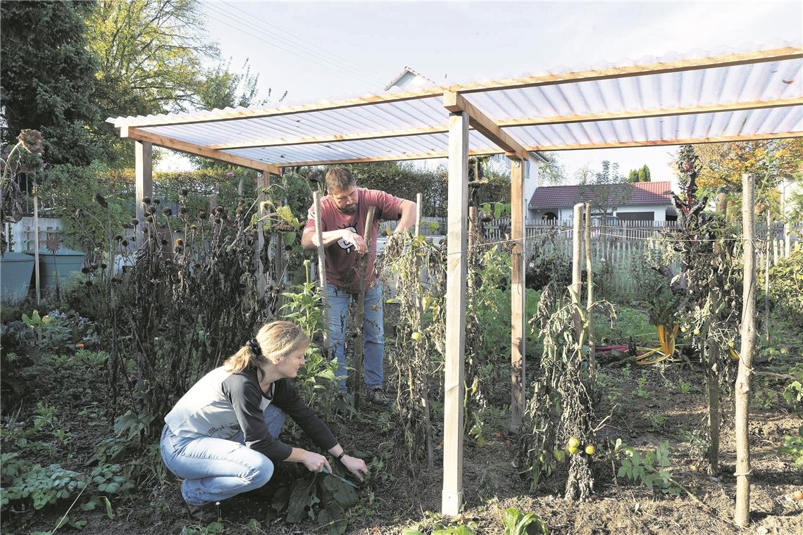 „Ein Genuss, wie schön wir’s hier haben“ „Im Garten hat’s immer ein G’schäft“, sagen Jutta und Achim Schopf. Ihre beiden Buben halten sich bei der Gartenarbeit eher zurück, haben dafür die vielen Tiere in ihre Herzen geschlossen. Fotos: J. Fiedler