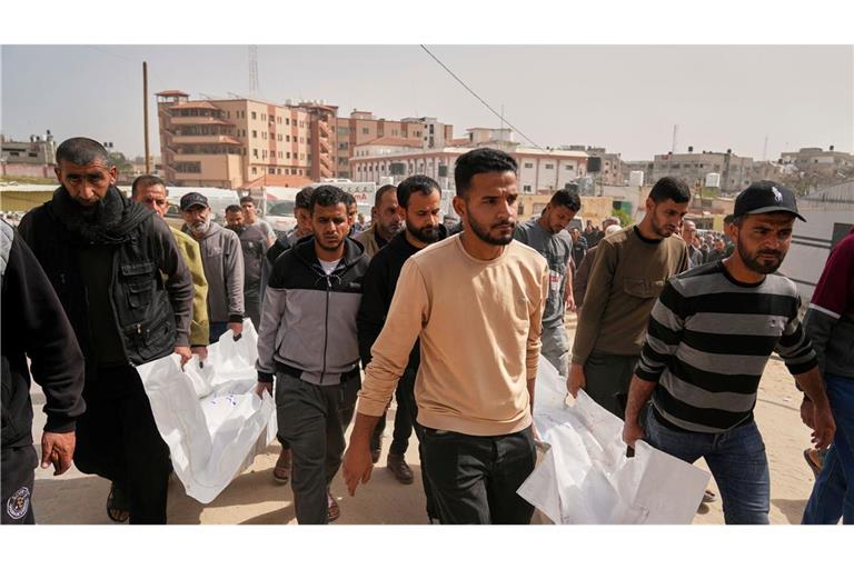 Im Gazastreifen werden mehrere durch Angriffe der israelischen Armee getötete Palästinenser zu Grabe getragen.