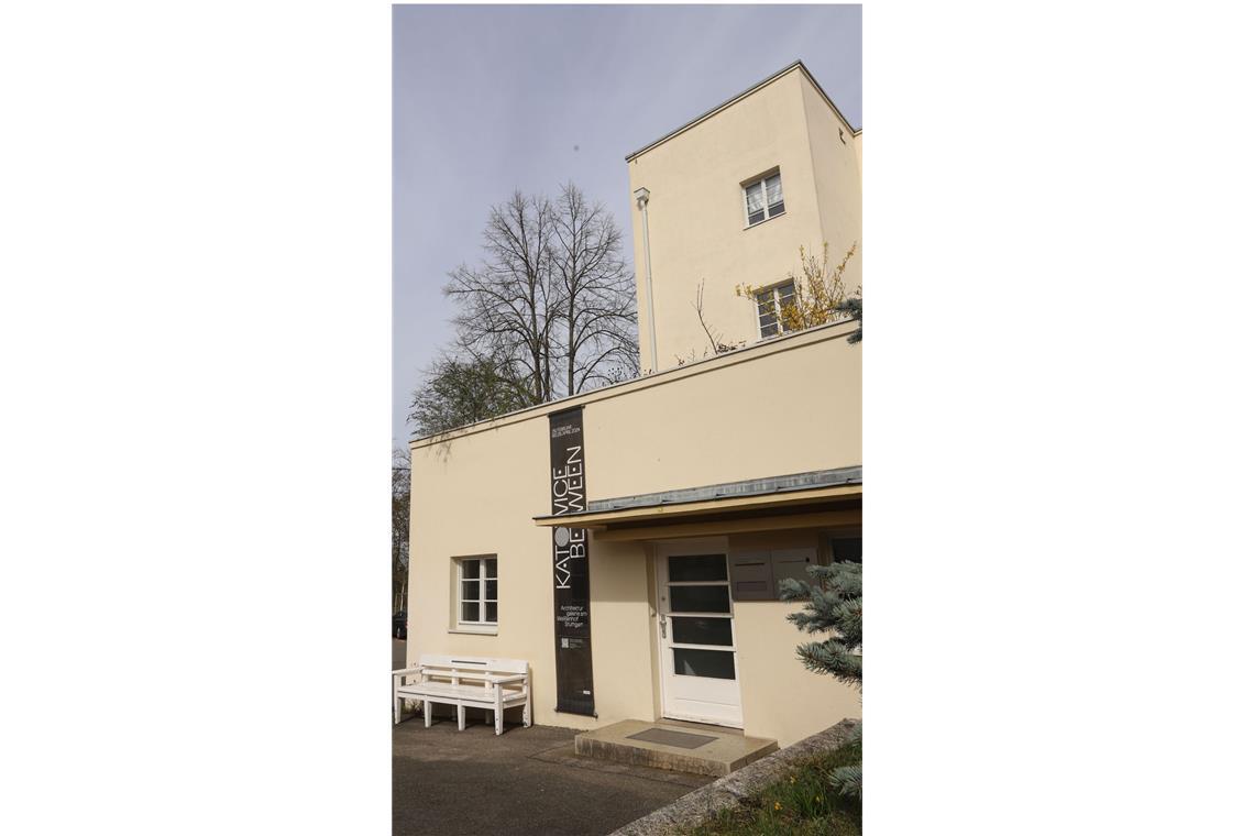 Endlich – freie Sicht auf Le Corbusiers Einfamilienhaus Im Gebäude von Peter Behrens hat die Architekturgalerie am Weissenhof ihr Zuhause.