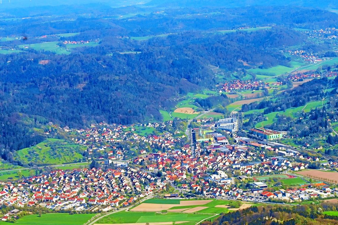 Im Gebiet „Hofäcker“ (auf dem Bild links) soll das Nahwärmenetz erweitert werden. Foto: Werner Kuhnle