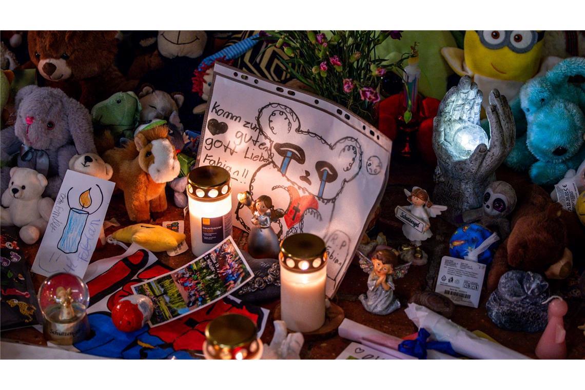 Im Gedenken an den getöteten Fabian legten zahlreiche Menschen im vorigen Oktober Kerzen und Kuscheltiere nieder. (Archivbild)