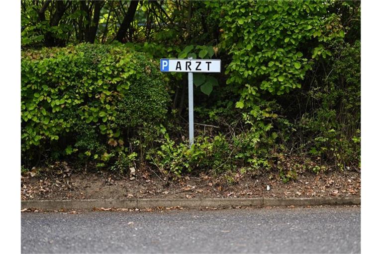 Im Gegensatz zu öffentlichen Parkplätzen, wo der Fahrzeughalter die Knöllchen bezahlen muss, konnten sich private Betreiber bisher nur an den Fahrer halten. Foto: Nicolas Armer/dpa