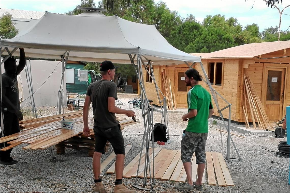 Stadt unterstützt Projekt auf Lesbos Im Gegensatz zu vielen Lagern leben die Flüchtlinge in Pikpa in Holzhäusern. Die bauen sie unter fachkundiger Anleitung selbst. Foto: privat