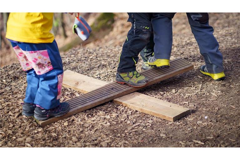 Im gemeinsamen Spiel mit anderen lernen Kinder, Regeln einzuhalten, Kompromisse auszuhandeln und Konflikte zu lösen.