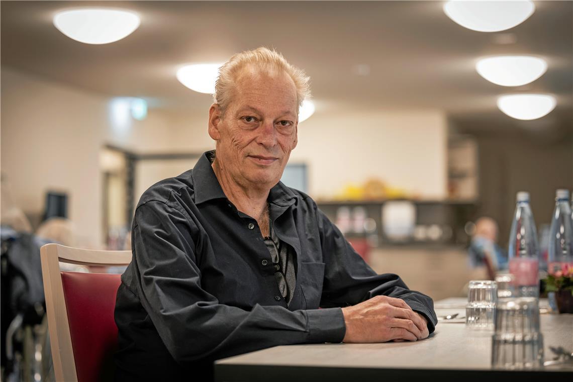 Der Fußball war stets mehr als ein Hobby Im gemeinschaftlichen Wohn- und Essbereich nimmt Thomas Pongratz mit den weiteren Bewohnerinnen und Bewohnern seines Bereichs Frühstück, Mittagessen und Abendessen ein. Foto: Alexander Becher