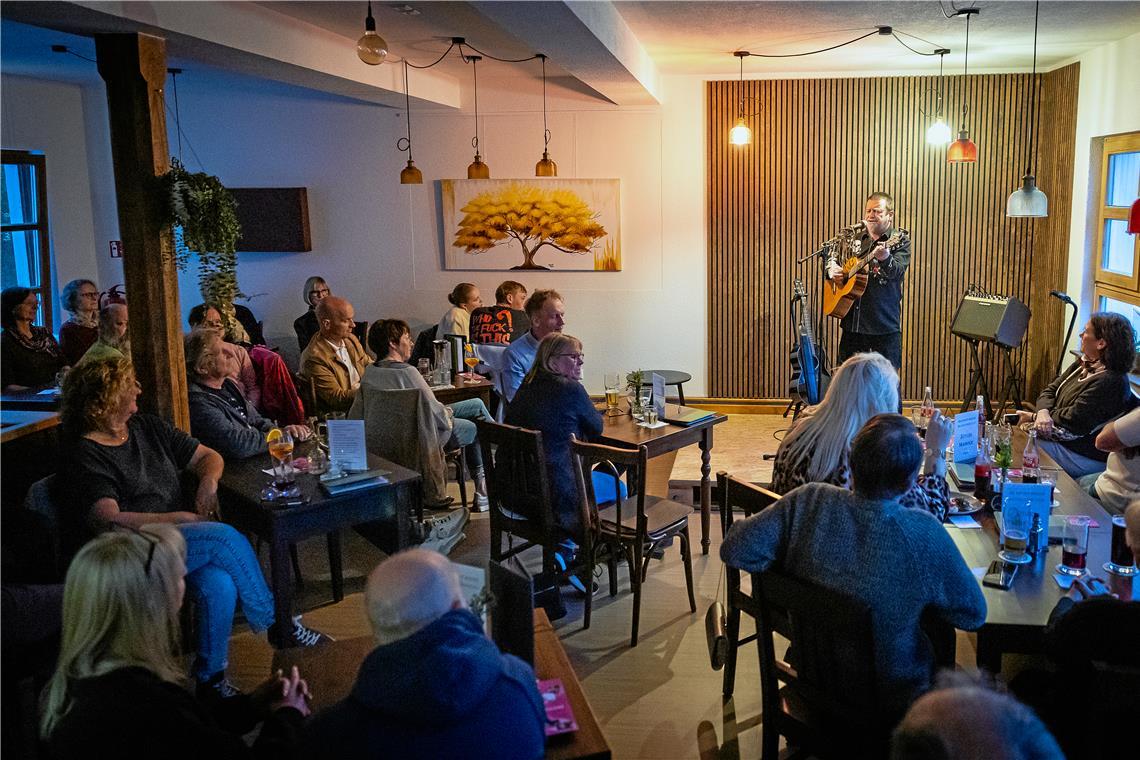 Im gemütlichen Ambiente des Cafés Lammzeit in Jux eröffnet Jens Heckermann als Kauz mit seinem Soloprogramm den ersten Spiegelberger Kulturfrühling. Foto: Alexander Becher
