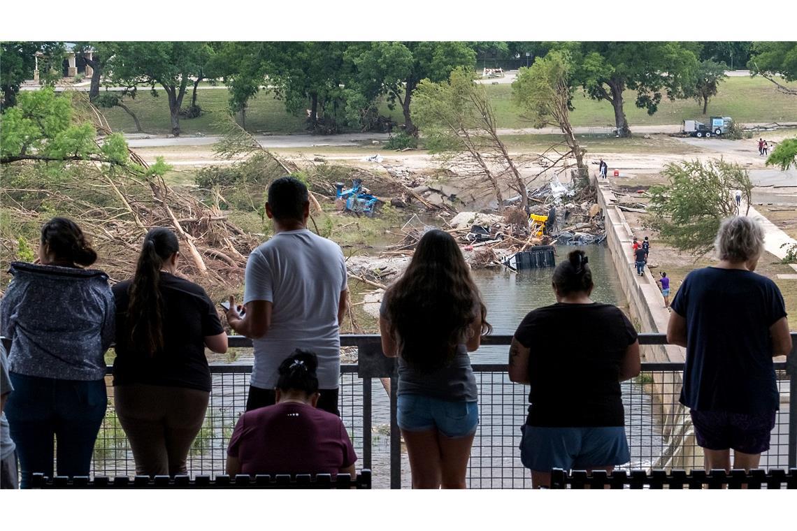 Flutkatastrophe in Texas: mehr Tote und Warnungen Im gesamten Bundesstaat wurden mit Stand Sonntagnachmittag den Behörden zufolge noch rund 40 Menschen vermisst.