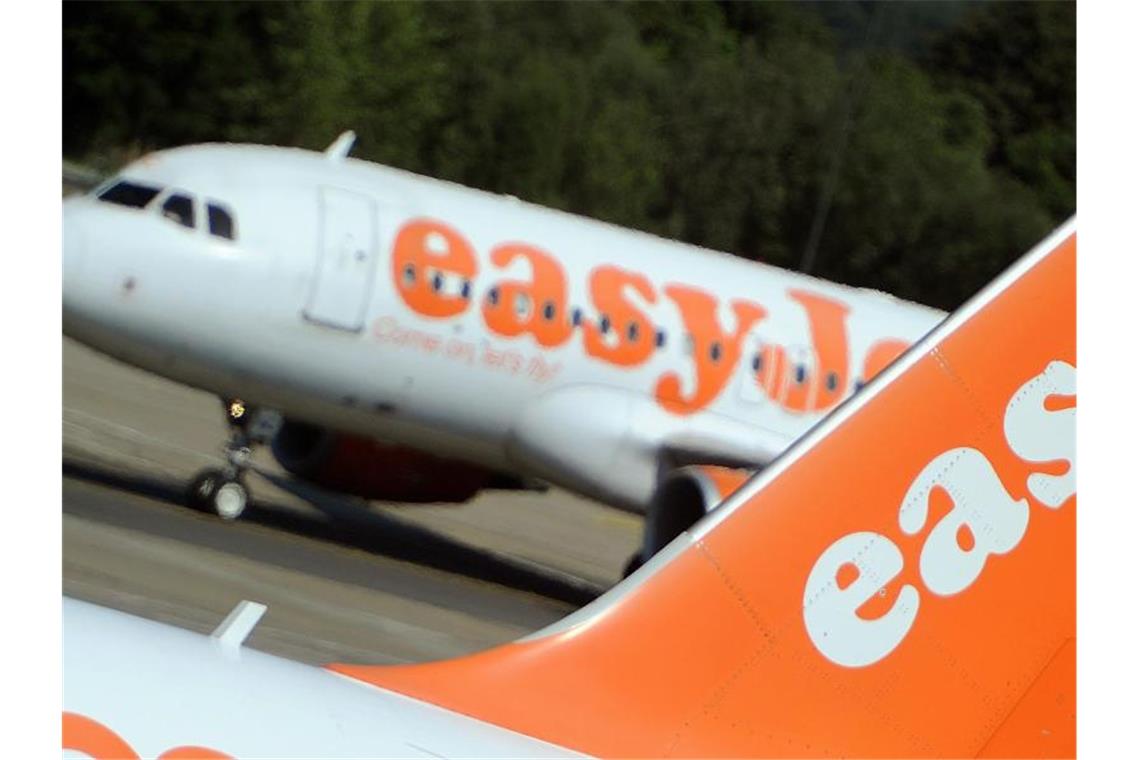 Easyjet verdient deutlich weniger als im Vorjahr Im Gesamtjahr nahm Easyjet je Passagier weniger ein. In der zweiten Jahreshälfte ging es aber aufwärts, nachdem der Billigflieger zuvor von einem leichten Rückgang ausgegangen war. Foto: Hannibal Hanschke/dpa
