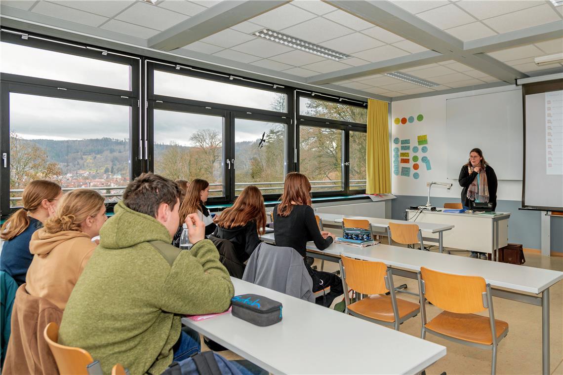 Im Geschichtsunterricht von Yvonne Kuhn sprechen die Schülerinnen und Schüler auf Englisch über den Kalten Krieg. Foto: Stefan Bossow