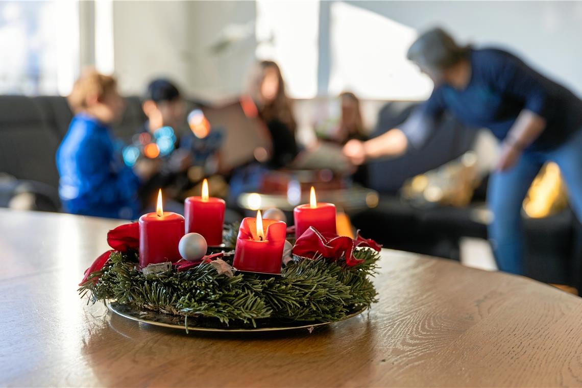 Im geschmückten Wohn- und Esszimmer spielt sich auch Weihnachten ab. Fotos: A. Becher