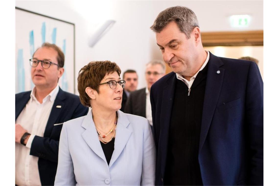 Kramp-Karrenbauer schließt Kabinettsumbildung nicht aus Im Gespräch: Die CDU-Vorsitzende Annegret Kramp-Karrenbauer und CSU-Chef Markus Söder (r.). Im Hintergrund ist CSU-Landesgruppenchef Alexander Dobrindt zu sehen. Foto: Matthias Balk/dpa