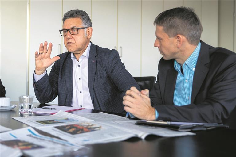 Im Gespräch mit der Redaktion rund um Kornelius Fritz (rechts) erläutert Heinz Harter, welche Schwerpunkte er beim Zeitungslesen setzt. Foto: A. Becher