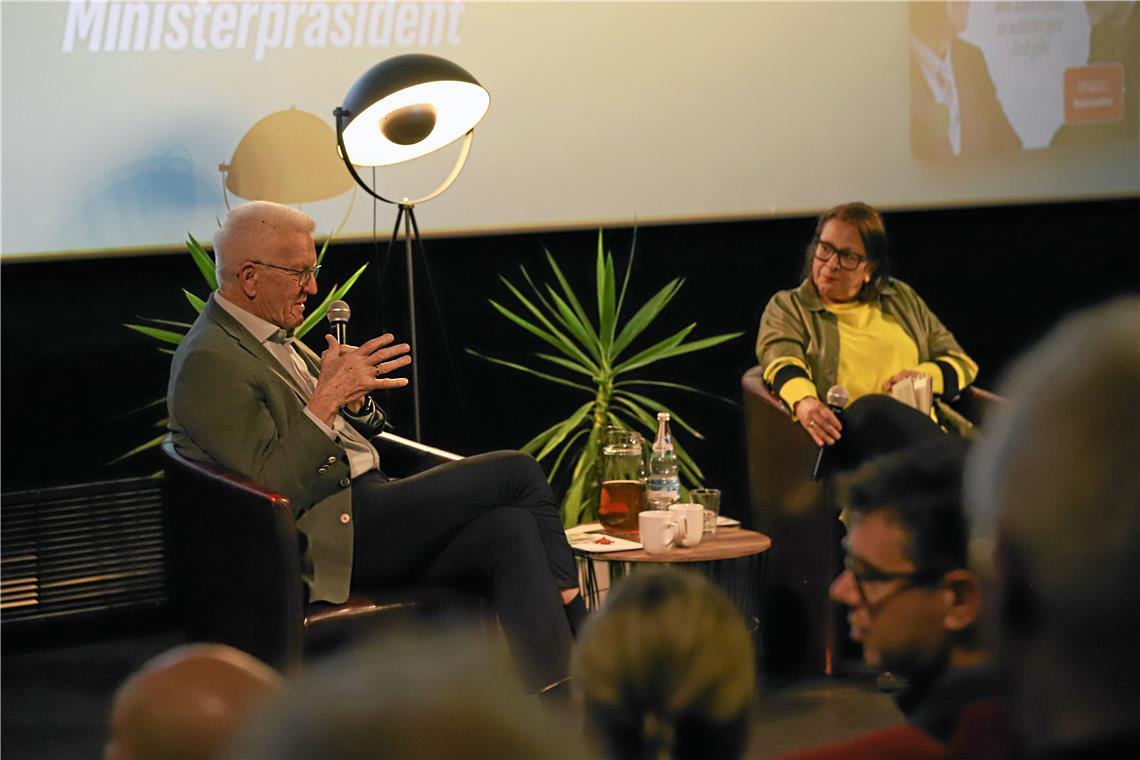 Im Gespräch mit Moderatorin Gabriele Renz erzählt Ministerpräsident Winfried Kretschmann auch die eine oder andere persönliche Anekdote. Foto: Markus Metzger