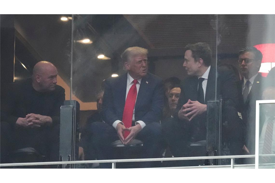 Bilder des Tages Im Gespräch: US-Präsident Trump unterhält sich mit Elon Musk während der Trauerfeier für Kirk.